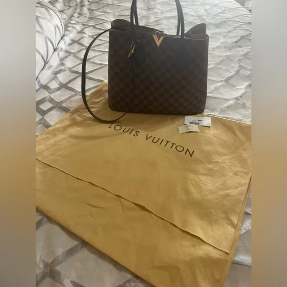 Authentic Louis Vuitton Damier Ebene Kensington - Picture 3 of 10